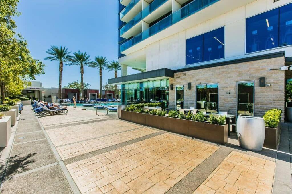 Palms Strip View & Balcony Access 36316