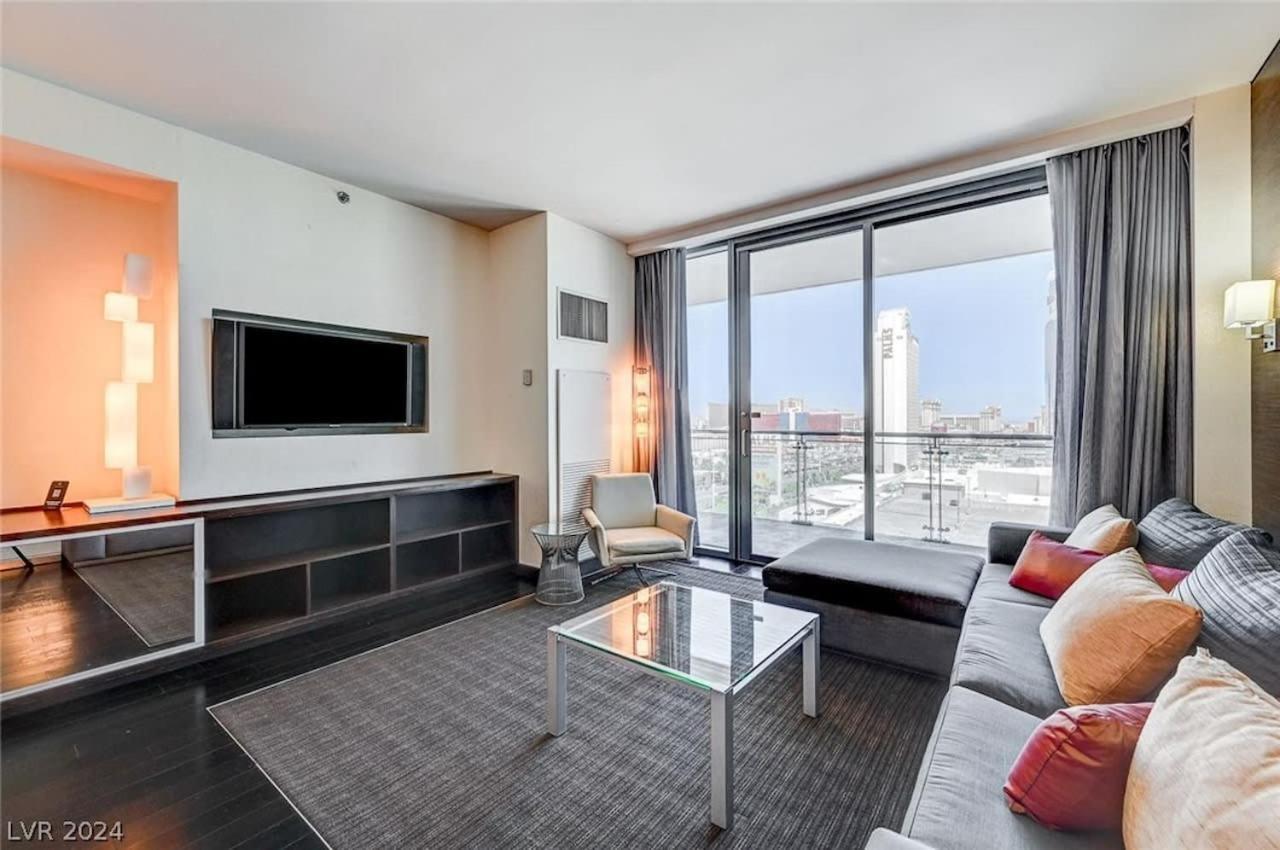 Palms Strip View & Balcony Access 36316